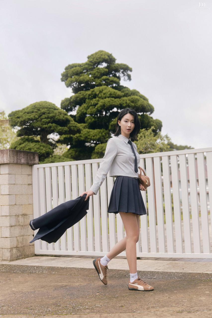 DƯỚI TÁN NGÂN HẠNH