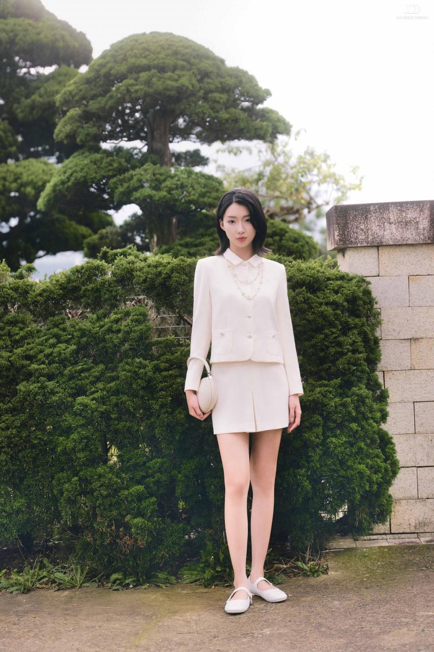 DƯỚI TÁN NGÂN HẠNH