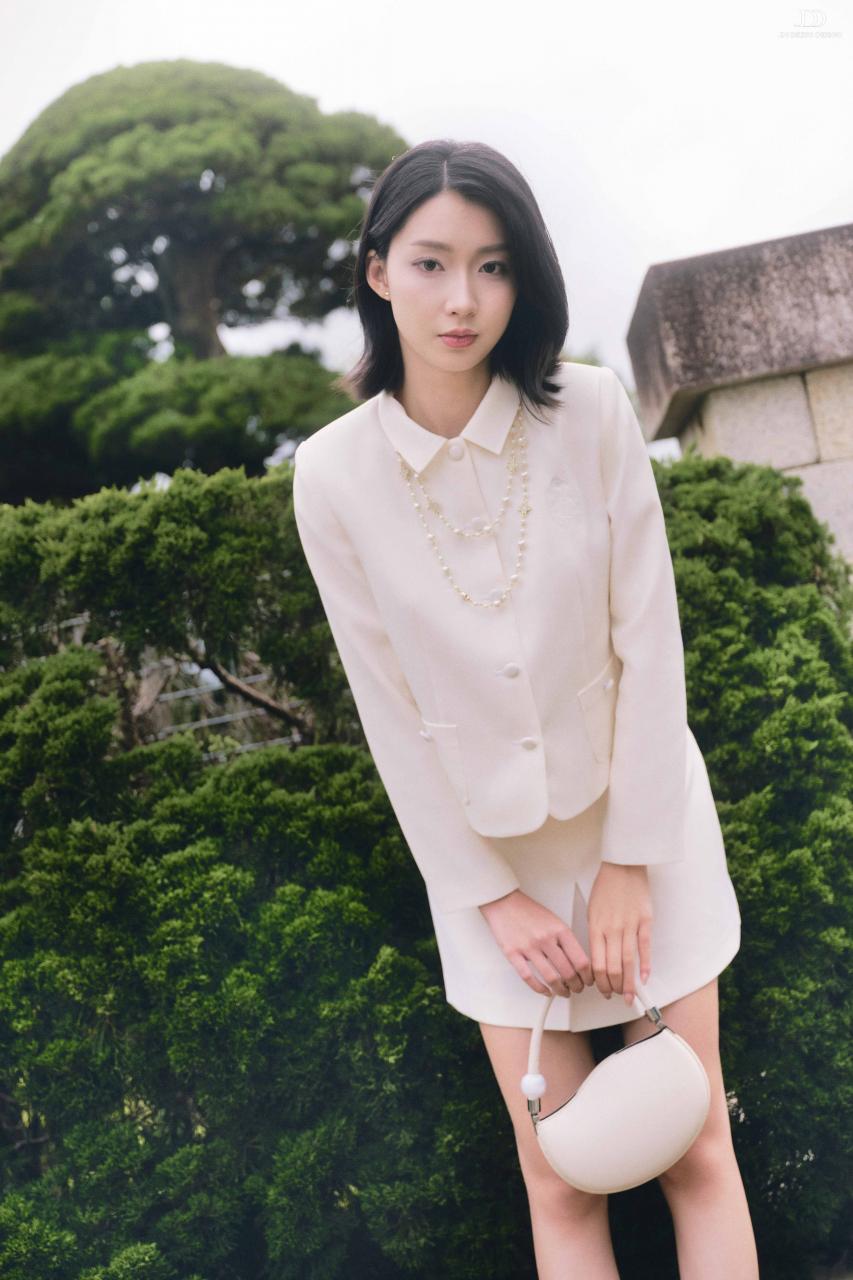 DƯỚI TÁN NGÂN HẠNH