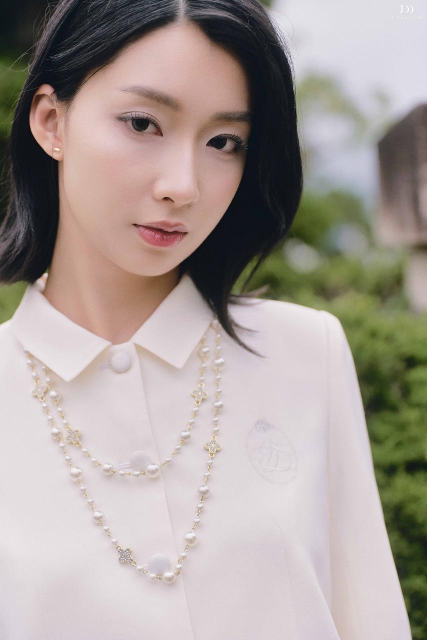 DƯỚI TÁN NGÂN HẠNH