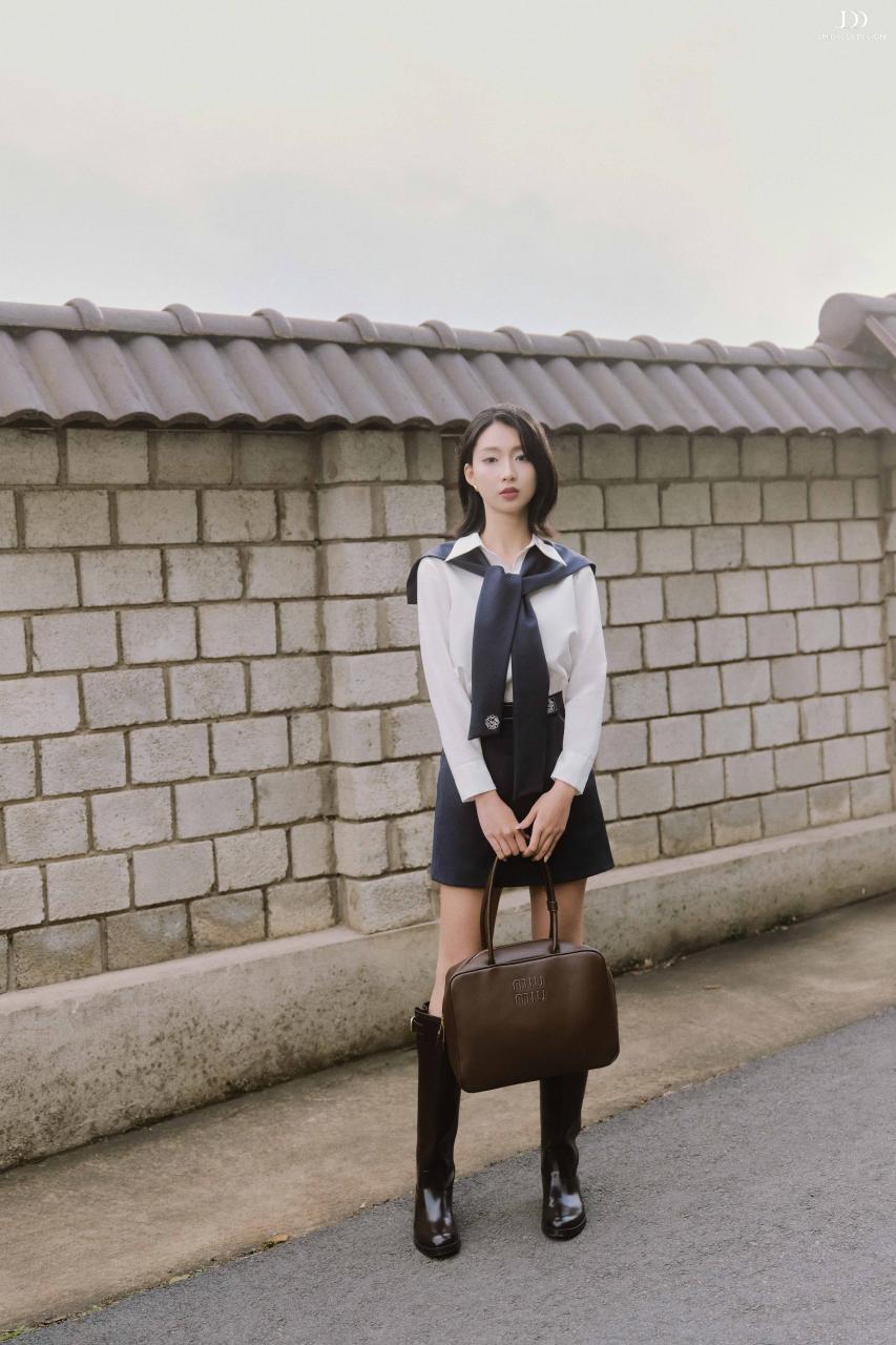 DƯỚI TÁN NGÂN HẠNH