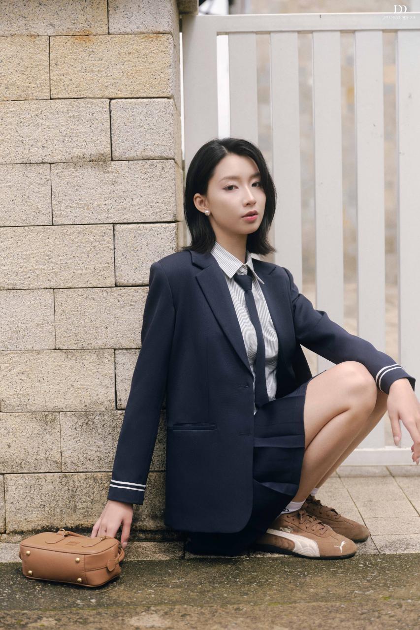 DƯỚI TÁN NGÂN HẠNH