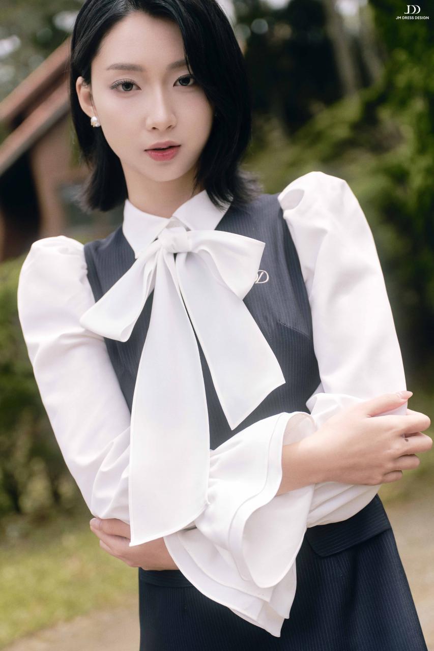 DƯỚI TÁN NGÂN HẠNH