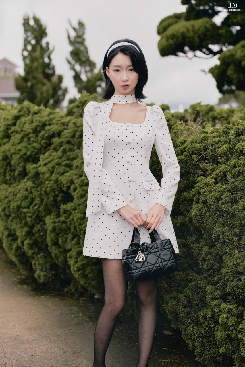 DƯỚI TÁN NGÂN HẠNH