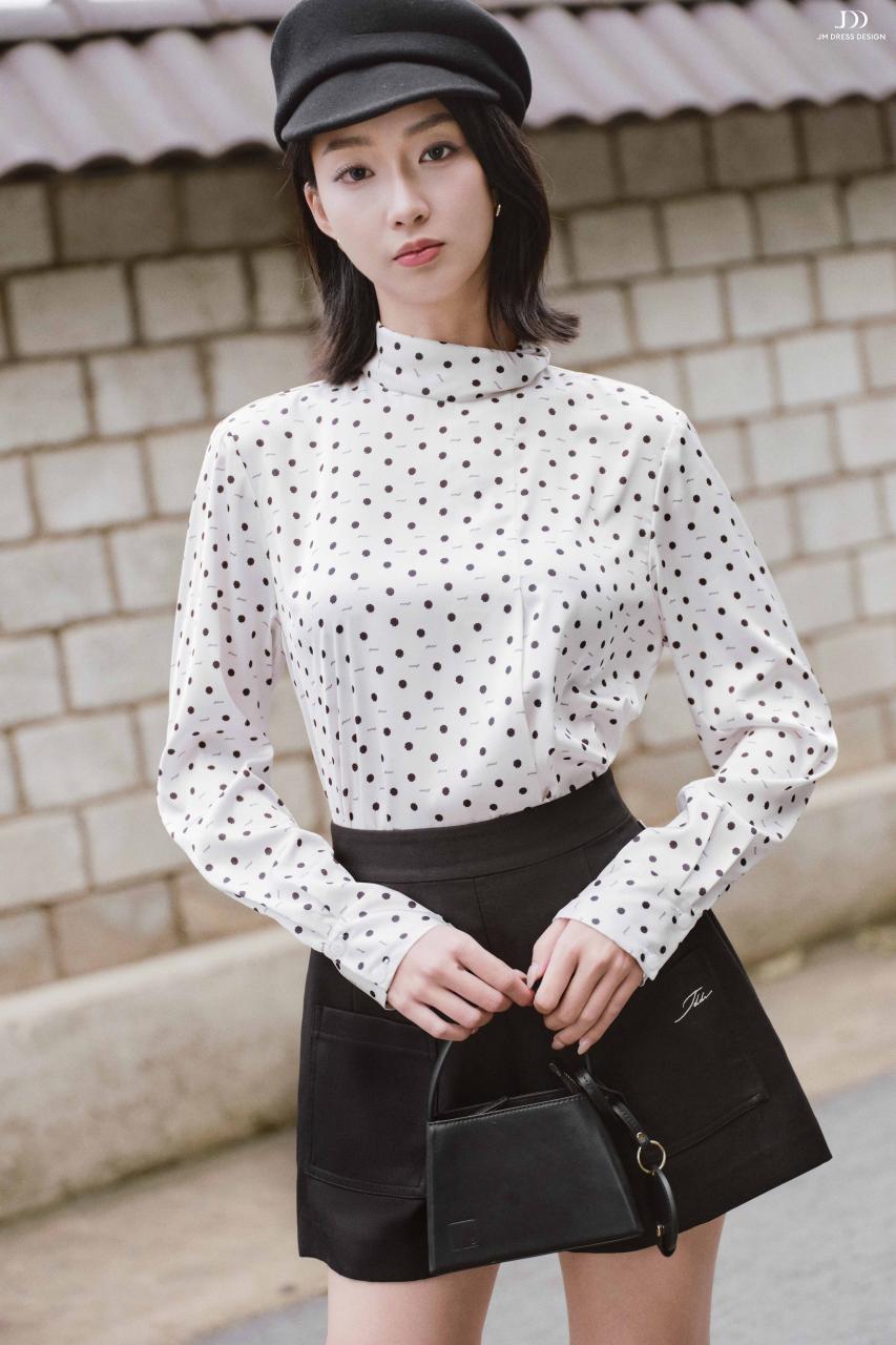 DƯỚI TÁN NGÂN HẠNH