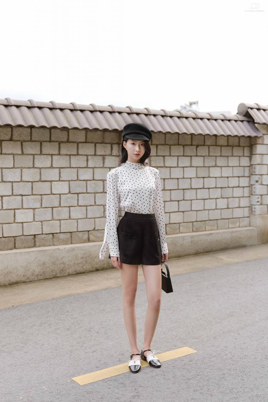 DƯỚI TÁN NGÂN HẠNH