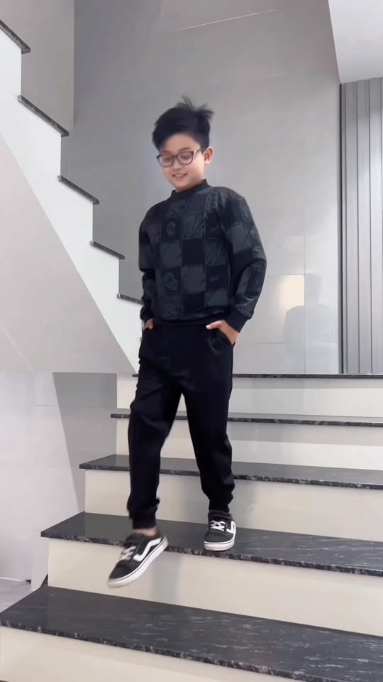 [🆕🇻🇳]  OutFit Đồ Đẹp – Chuyên sản xuất thiết kế thời trang 4 mùa phong cách trẻ trung 🧑‍🧒❤️️👶⭐️  Sét bộ thu thiết kế cao cấp
Chất liệu cao cấp, mềm mịn,
Mẫu mời cập nhập từng ngày
kiểu dáng thể thao,trẻ trung năng động
Nhận Hàng – Kiểm Tra -Ưng ý mới  , shares-0✔️ , likes-3❤️️ , date-2024-11-17 21:42:48🇻🇳🇻🇳🇻🇳📰🆕