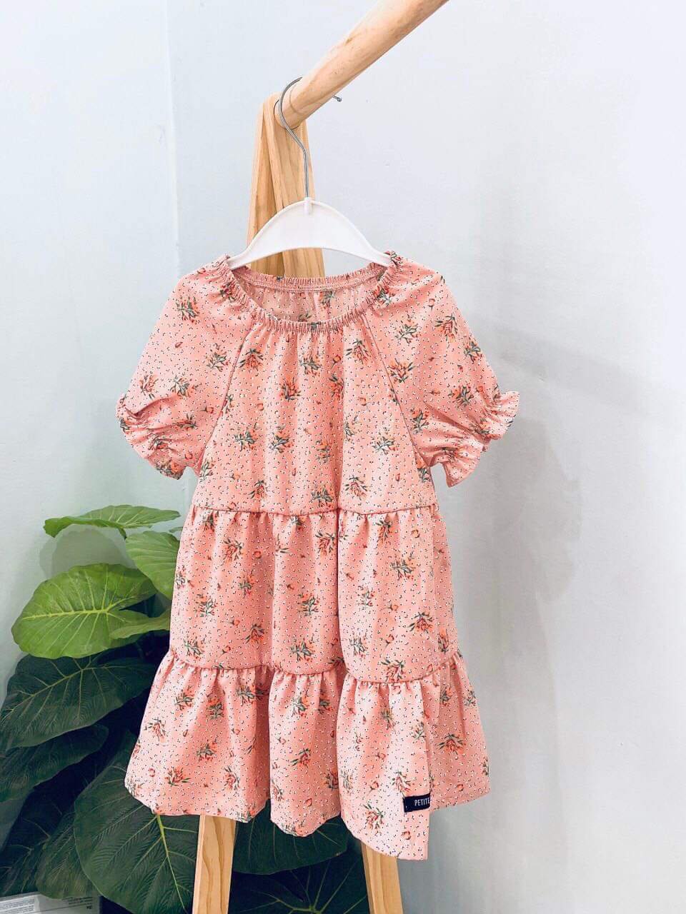 [🆕🇻🇳]  Thỏ Kids – Quần áo trẻ em xuất xịn 🧑‍🧒❤️️👶⭐️ Link shopee: 
Mỗi size còn 1-2c e sale nốt #70k/c cho hết (giá cũ #110k) .  Váy petite xuất Hàn mịn màng mát lịm. Bé mặc lên siêu xinh tung bay trước gió a , shares-0✔️ , likes-1❤️️ , date-2022-07-25 15:55:19🇻🇳🇻🇳🇻🇳📰🆕