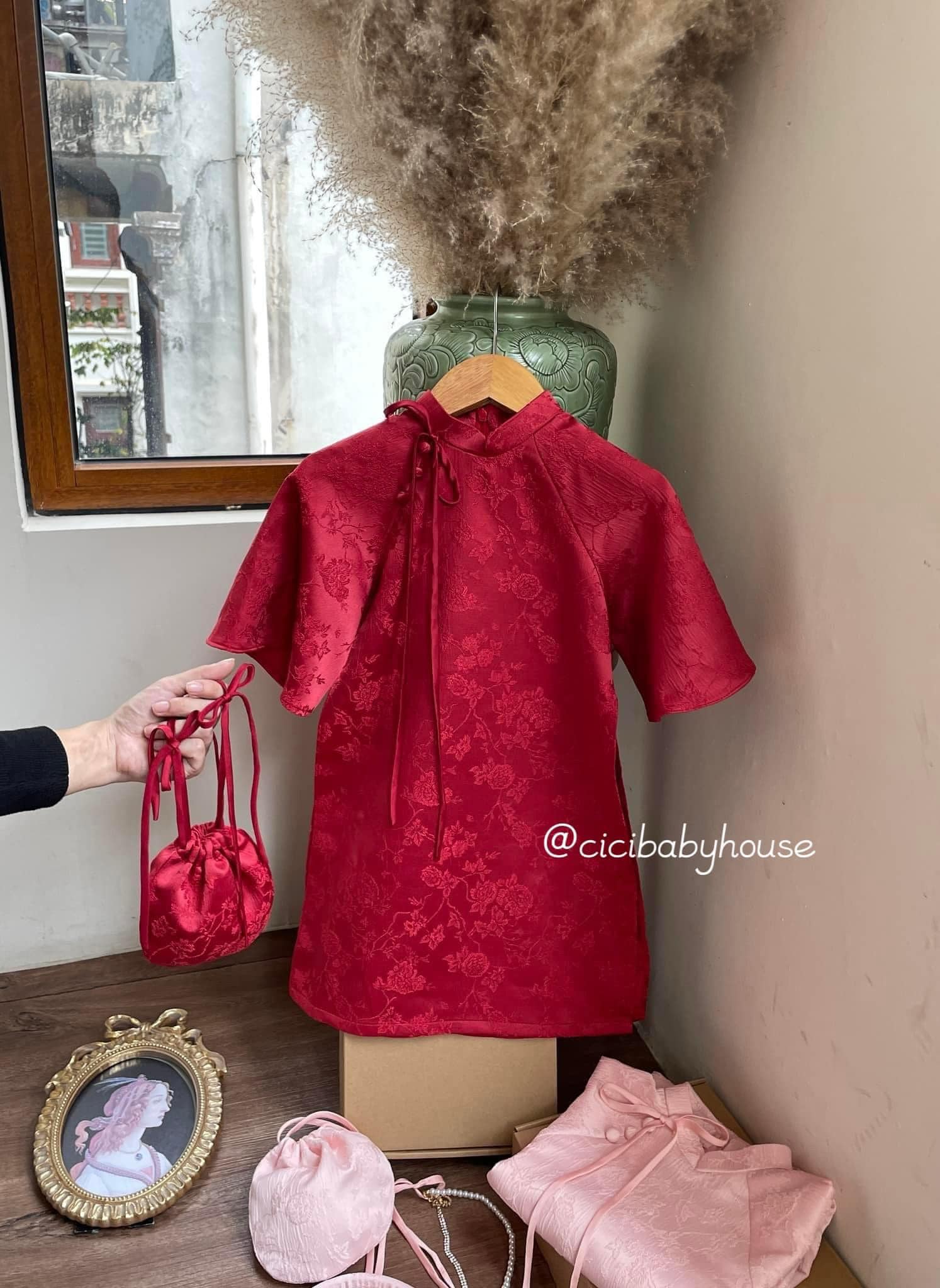 [🆕🇻🇳] CiciHouse – Korea baby items 🧑‍🧒❤️️👶⭐️ 𝐀́𝐎 𝐃𝐀̀𝐈Noel chưa qua Tết gần kềEm mở pre- order áo dài Tết rồi đây.  Vải gấm vân nổi cao cấp và quần lụa, em tặng túi tròn rút dây, các bé tết cầm đ , shares-0✔️ , likes-0❤️️ , date-2024-11-05 17:19:31🇻🇳🇻🇳🇻🇳📰🆕