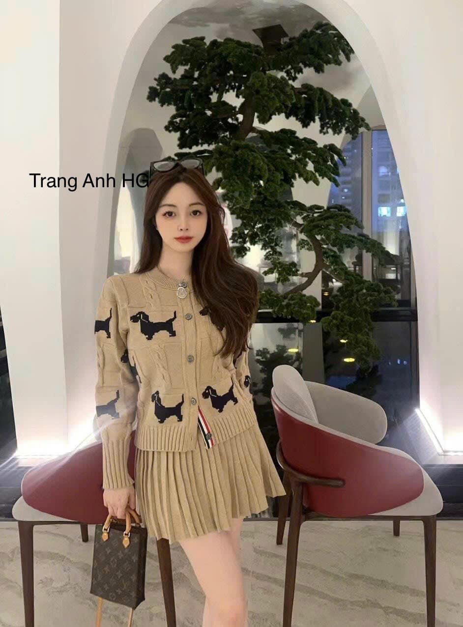 [🆕🇻🇳] Trang Anh HG – Cửa hàng quần áo 👕 Top1Fashion 👗  Set len Th0m.Browne này mà diện Noel hay Tết thì quá xinh, quá tây luôn ạ!Hàng mới về, đủ size, sẵn ship.
Inbox, hotline để mua hàng 083939 2255
#Tran , shares-0✔️ , likes-3❤️️ , date-2024-12-19 00:06:32🇻🇳🇻🇳🇻🇳📰🆕
