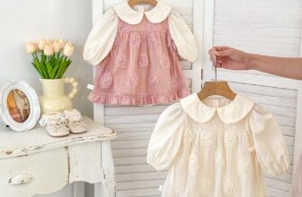 [🆕🇻🇳] Tiệm nhà Muối 🧘 Top1Yoga 🤸🏻‍♀️ Nhìn thôi là thấy sự xinh iu rồi đúng không các mẹSet bodysuit cổ sen kèm váy gile hoa hồng. Mặc đón Thu quá chuẩn luôn ạ
Các mẹ ib để check size cho  , shares-0✔️ , likes-4❤️️ , date-2024-11-20 23:29:38🇻🇳🇻🇳🇻🇳📰🆕