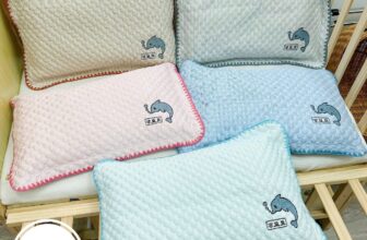 [???]  Baby House Shop ?‍?❤️️?⭐️ Gối Cá Heo bang lạnh Dành Cho Bé – gối chạy viền len  chất liệu vải tencel Thấm Hút Mồ Hôi Tốt cho bé yêu
kích thước:38x55cm
ib 0866868055
——————— , shares-0✔️ , likes-0❤️️ , date-2025-05-04 17:28:49????????