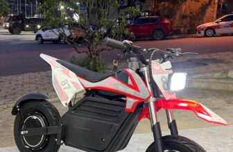 [🧸️🇻🇳] Đồ Chơi Trẻ Em 🎈Top1Toys🧸️  CÀO CÀO ĐIỆN 87 về đủ màu ạ
– Bình 36v 12a
– Động cơ sau liền bánh êm, khoẻ
– Vận tốc 35-40-km/h
– Thời gian sạc 5-8 tiếng
– Trọng tải 100kg 2 bé ngồi được , shares-0✔️ , likes-2❤️️ , date-2025-05-18 15:55:15🇻🇳🇻🇳🇻🇳📰🆕