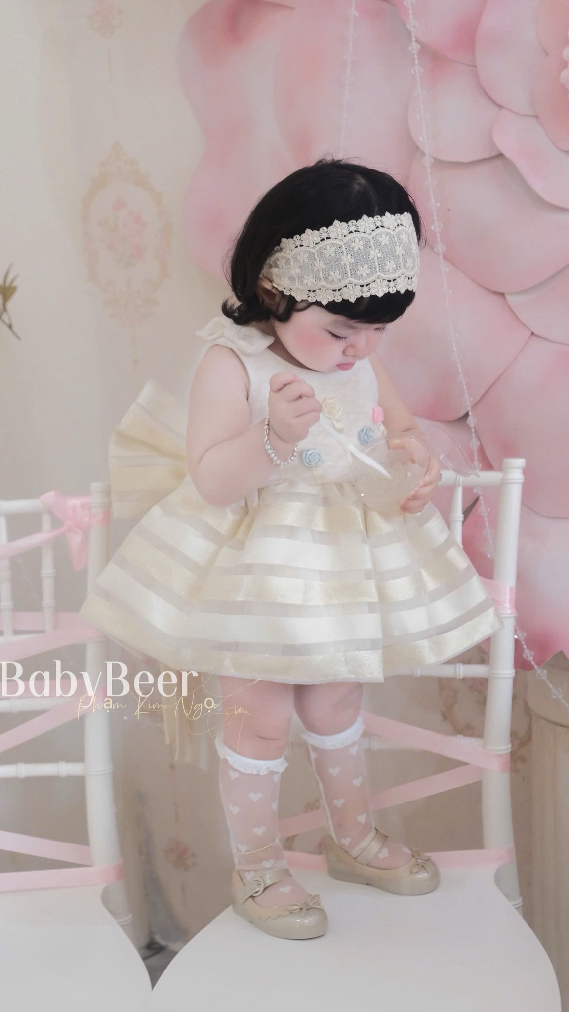 [🆕🇻🇳] BabyBeer Design 🧑‍🧒❤️️👶⭐️ 𝓑𝓮𝓪𝓾𝓽𝓲𝓯𝓾𝓵 𝓡𝓸𝓼𝓮Một phiên bản khác nữa theo yêu cầu của khách màu kem ạ! Một lựa chọn cho các bé có thể mặc trong dịp sinh nhật hay tiệc tùng nèBảng size , shares-0✔️ , likes-0❤️️ , date-2025-07-08 03:49:24🇻🇳🇻🇳🇻🇳📰🆕
