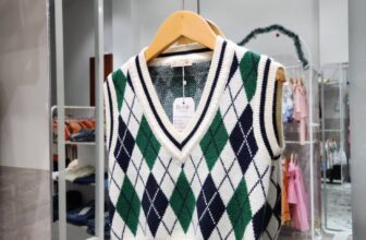 [🆕🇻🇳]  Thế Giới Bé – Chuyên Phân Phối Sỉ & Lẻ Thời Trang Trẻ Em 🧑‍🧒❤️️👶⭐️  Chiếc áo len ghi lê có thiết kế cổ chữ V. Áo nổi bật với họa tiết argyle truyền thống, kết hợp các hình thoi màu xanh lá cây đậm và trắng trên nền kem, tạ , shares-0✔️ , likes-3❤️️ , date-2025-07-13 02:44:00🇻🇳🇻🇳🇻🇳📰🆕