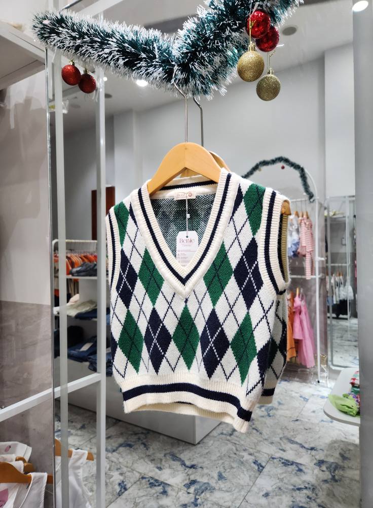 [🆕🇻🇳]  Thế Giới Bé – Chuyên Phân Phối Sỉ & Lẻ Thời Trang Trẻ Em 🧑‍🧒❤️️👶⭐️  Chiếc áo len ghi lê có thiết kế cổ chữ V. Áo nổi bật với họa tiết argyle truyền thống, kết hợp các hình thoi màu xanh lá cây đậm và trắng trên nền kem, tạ , shares-0✔️ , likes-3❤️️ , date-2025-07-13 02:44:00🇻🇳🇻🇳🇻🇳📰🆕