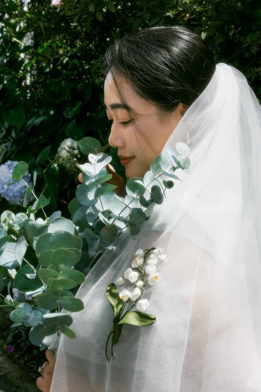 [🆕🇻🇳] Tiệm của Vẽ – Có mấy thứ nhỏ xíu dễ thương ở đây!  👕 Top1Fashion 👗  Một sản phẩm không hề có trong danh mục Tiệm Của Vẽ đó là thêu veil cho cô dâu.Đây là hình pre-wedding của em Quỳnh. Em nói với tụi mình là em mong muốn , shares-2✔️ , likes-24❤️️ , date-2025-07-14 03:10:26🇻🇳🇻🇳🇻🇳📰🆕