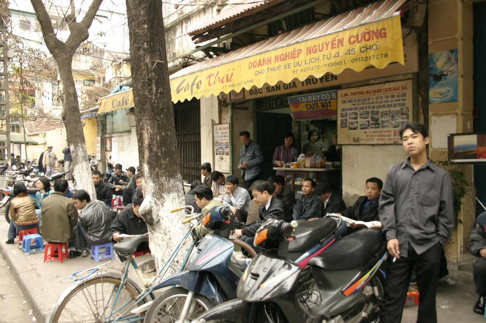 [☕️🇻🇳] Cafe Thái – 27 Triệu Việt Vương – Đây là một quán cà phê nổi bật với không gian của những năm 50 – 60 của thế kỷ 20 🥤 Top1Coffee ☕️ Một góc khác. Xưa vẫn còn được quây ghế nhựa xung quanh 2 gốc cây huyền thoại. Phong cách những năm cuối 90 đã khá hiện đại rồi
 , shares-0✔️ , likes-63❤️️ , date-2025-08-10 14:25:41🇻🇳🇻🇳🇻🇳📰🆕