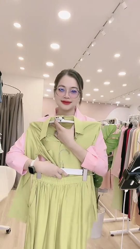 [🆕🇻🇳] Trâm Anh Nguyễn  👕 Top1Fashion 👗  Muốn mua đồ xịn giá ngon qua TramAnh Shop chứ còn chờ chi.
Chính sách hấp dẫn cực kỳ.
Kiểm tra hàng thoải mái tội gì không mua  , shares-0✔️ , likes-25❤️️ , date-2025-08-22 22:07:44🇻🇳🇻🇳🇻🇳📰🆕