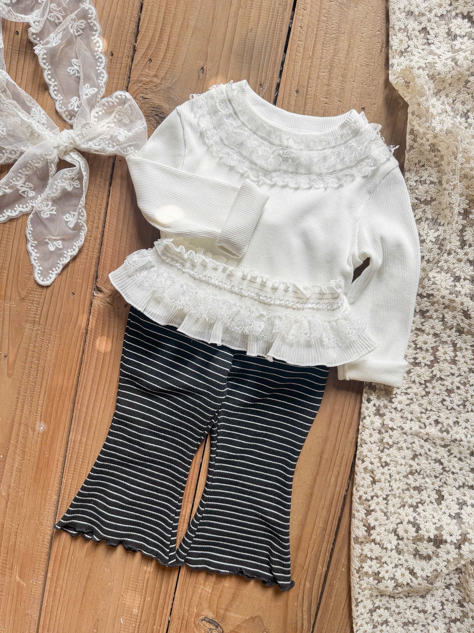 [🆕🇻🇳]  Cam Bebé  🧑‍🧒❤️️👶⭐️ Cc2206
175k/set 3 chi tiết (áo, quần, tạp dề ren rời), còn gì mềm mại hơn được nữa ạChất co dãn siêu thích
Quần loe hách dáng
Hoạ tiết kẻ ngang hot tren , shares-1✔️ , likes-0❤️️ , date-2025-09-17 05:55:41🇻🇳🇻🇳🇻🇳📰🆕