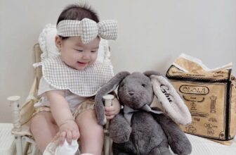 [🆕🇻🇳]  Little One – Sản xuất đồ em bé thêu tên và đồ gỗ decor style Hàn! 🧑‍🧒❤️️👶⭐️  THỎ THÊU TÊN RIÊNG CHO BÉ
Món quà độc quyền – ý nghĩa – dễ thương dành tặng thiên thần nhỏ
Thêu tên, ngày sinh theo yêu cầu.
An toàn, mềm mại, ôm ngủ  , shares-1✔️ , likes-3❤️️ , date-2025-09-15 17:12:37🇻🇳🇻🇳🇻🇳📰🆕