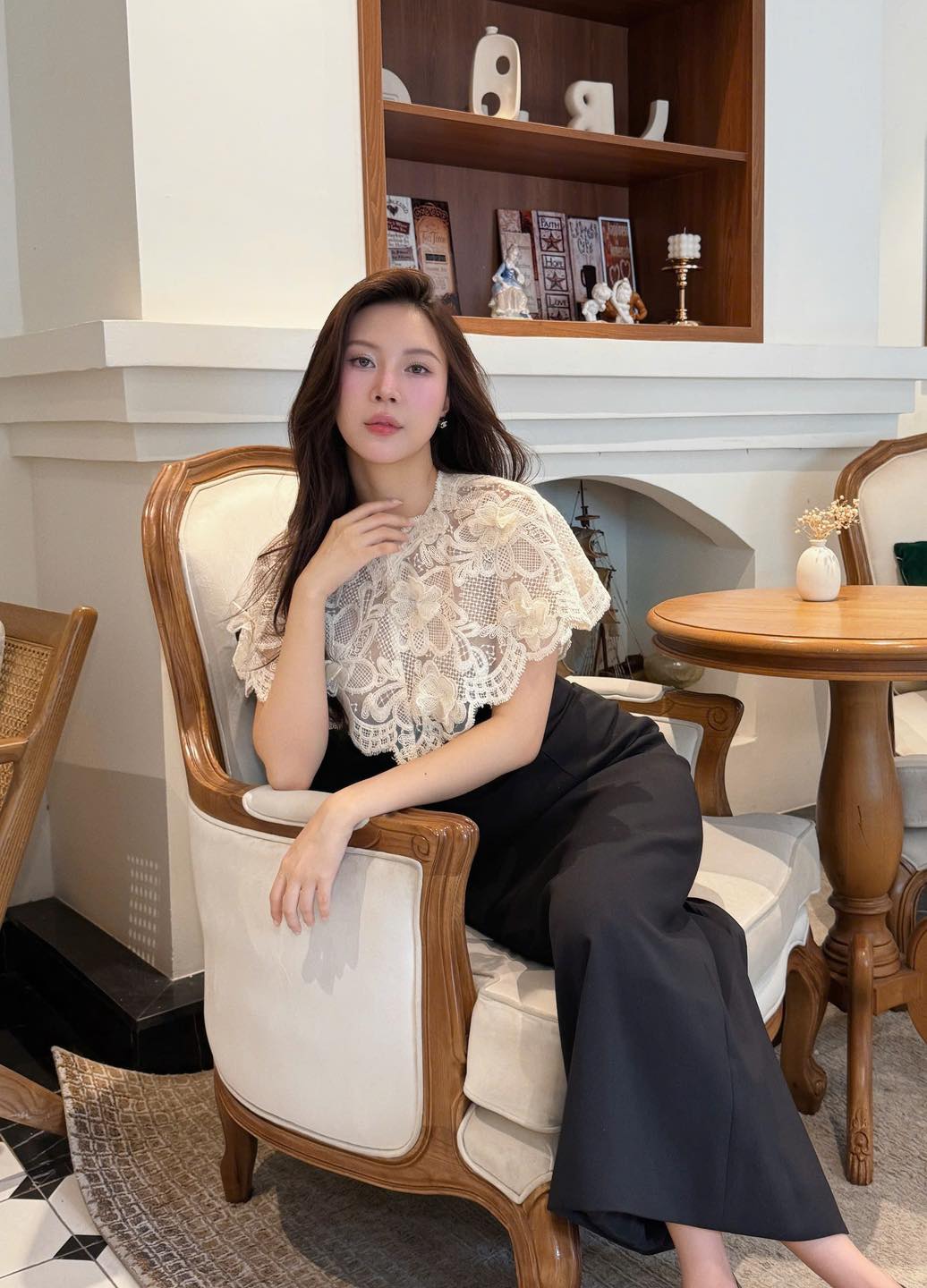 [🆕🇻🇳] PERLA CI – Quần áo – Thương hiệu 👕 Top1Fashion 👗  Có những chiếc váy không chỉ để mặc, mà còn để kể một câu chuyện. Một câu chuyện về sự quyến rũ và tinh tế.Hoạ tiết ren ôm gọn bờ vai, cấu trúc của chiế , shares-11✔️ , likes-88❤️️ , date-2025-09-25 02:58:37🇻🇳🇻🇳🇻🇳📰🆕