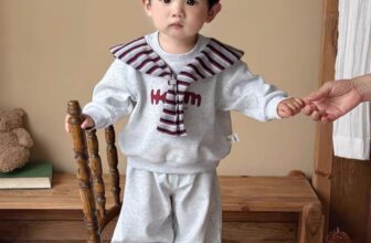 [🆕🇻🇳]  Hello Bébe ▪️ Shop chuyên order Quảng Châu 🧑‍🧒❤️️👶⭐️ Điểm nhấn là vạt phụ kiện kẻ này nè
Có cúc cài tháo ra cài vào được nha, nỉ bô dông chít ống mặc hack cân nặng cực kì í𝗕𝗮̉𝗻𝗴 𝘀𝗶𝘇𝗲: 73-130
•size 73: 7-9 , shares-0✔️ , likes-5❤️️ , date-2025-10-07 04:12:39🇻🇳🇻🇳🇻🇳📰🆕