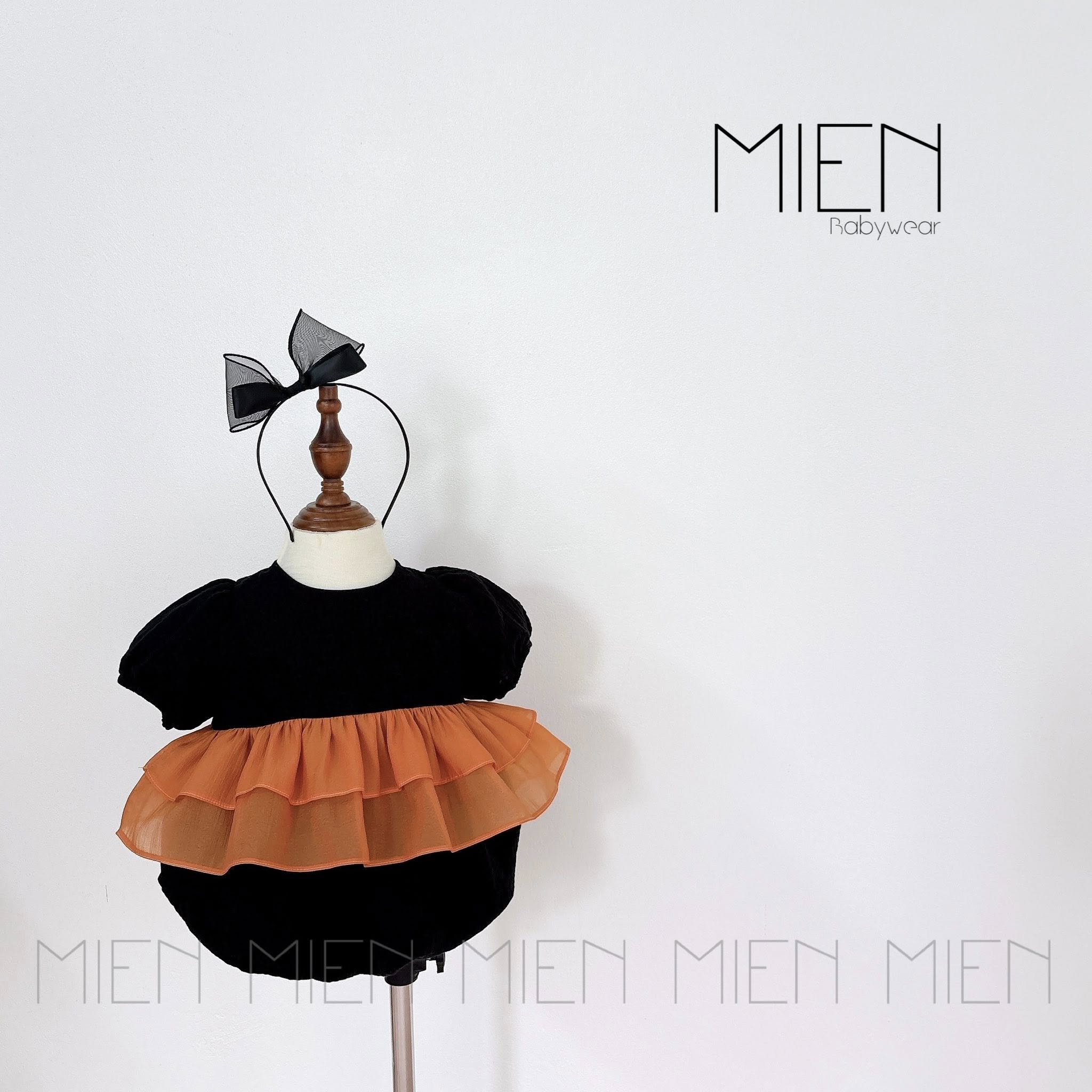 [🆕🇻🇳]  𝐌𝐈𝐄𝐍 𝐁𝐀𝐁𝐘𝐖𝐄𝐀𝐑 🧑‍🧒❤️️👶⭐️ Mời đoàn mình di chuyển qua vibe Halloween với MIEN ạ
Suit dáng basic dễ mặc kèm 2 tầng nhún bao độ bồng bềnh ạ. Chất xô muslin mềm êm, tone đen cam chuẩn , shares-27✔️ , likes-714❤️️ , date-2025-10-09 01:23:58🇻🇳🇻🇳🇻🇳📰🆕