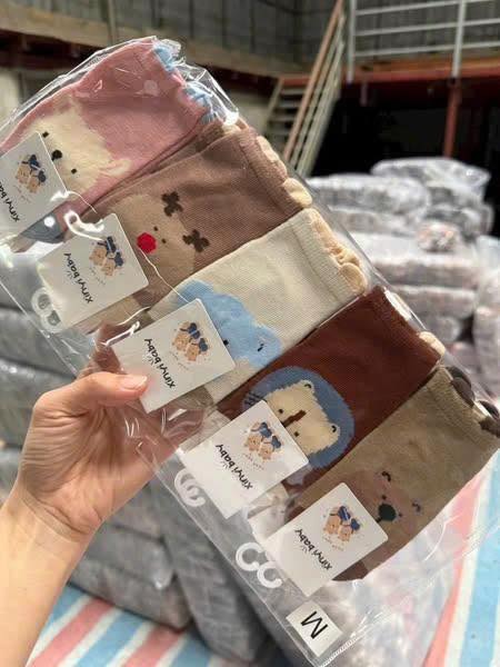 [🆕🇻🇳]  Danni Store – Cửa hàng quần áo sơ sinh & trẻ em 🧑‍🧒❤️️👶⭐️  TẤT CHỐNG TRƯỢT CHO BÉ1 Set: 10 đôiMẹ nào nghiện tất nghiện mấy thứ xinh xinh vào đây với emm .Bảng size tham khảo  :
Size: S:0-12th
M , shares-0✔️ , likes-57❤️️ , date-2025-10-13 17:14:24🇻🇳🇻🇳🇻🇳📰🆕