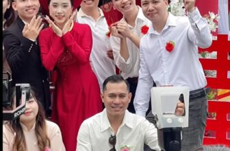 [🆕🇻🇳] Aura Studio – Wedding Service 👕 Top1Fashion 👗  Đỏ là màu của hạnh phúc – và hôm nay, em chính là điều rực rỡ nhất ”
• “Áo dài đỏ, mấn đội đầu – em kể câu chuyện tình bằng nét đẹp truyền thống ”
#Auras , shares-0✔️ , likes-8❤️️ , date-2025-11-02 02:30:35🇻🇳🇻🇳🇻🇳📰🆕