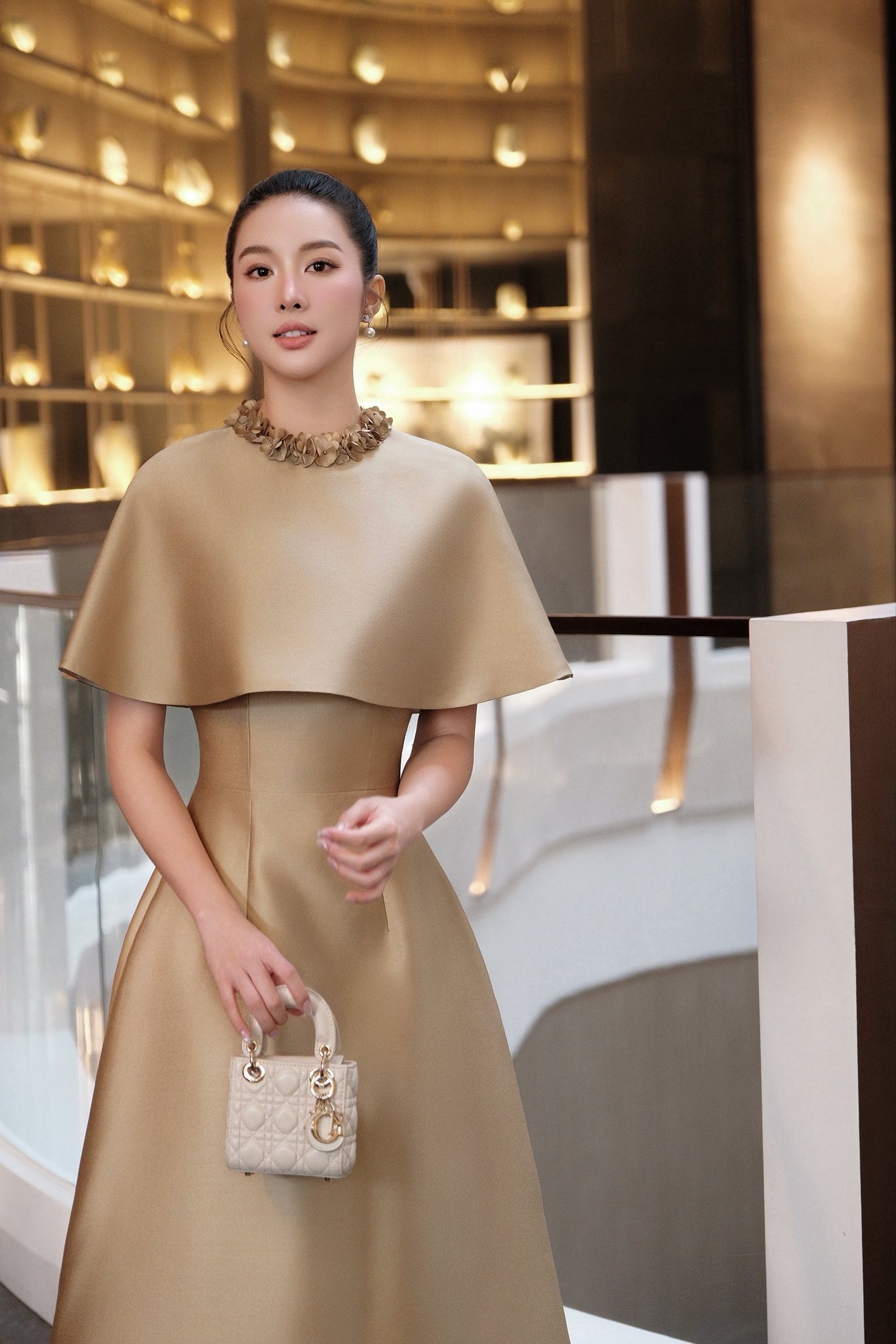 [🆕🇻🇳] Raffiné – Design Fashion House based in the metropolitan of Vietnam – Hanoi 👕 Top1Fashion 👗  In the customer feedback frame, the blossoms at the neckline bloom softly in natural light. Each petal holds its precise curve and handcrafted grace — refi , shares-152✔️ , likes-868❤️️ , date-2025-10-19 07:13:22🇻🇳🇻🇳🇻🇳📰🆕