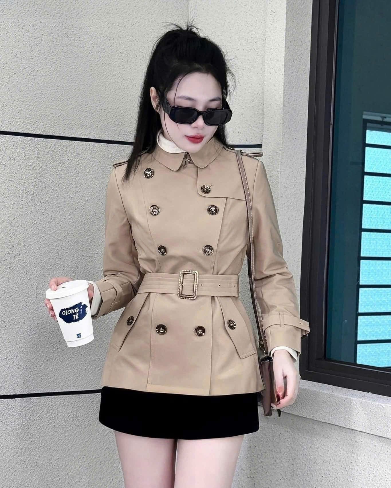 [🆕🇻🇳] T&T Măng Tô Nữ QCCC 👕 Top1Fashion 👗   Sang Chảnh vượt thời gian, bao năm chưa từng lỗi mốt với áo măng tô  BURBERRYY thần thánh hót nhất đây ạ.!!!
– ĐẸP , SANG , XỊN , MỊN .
– Với thiết kế f , shares-2✔️ , likes-52❤️️ , date-2025-11-01 07:53:51🇻🇳🇻🇳🇻🇳📰🆕