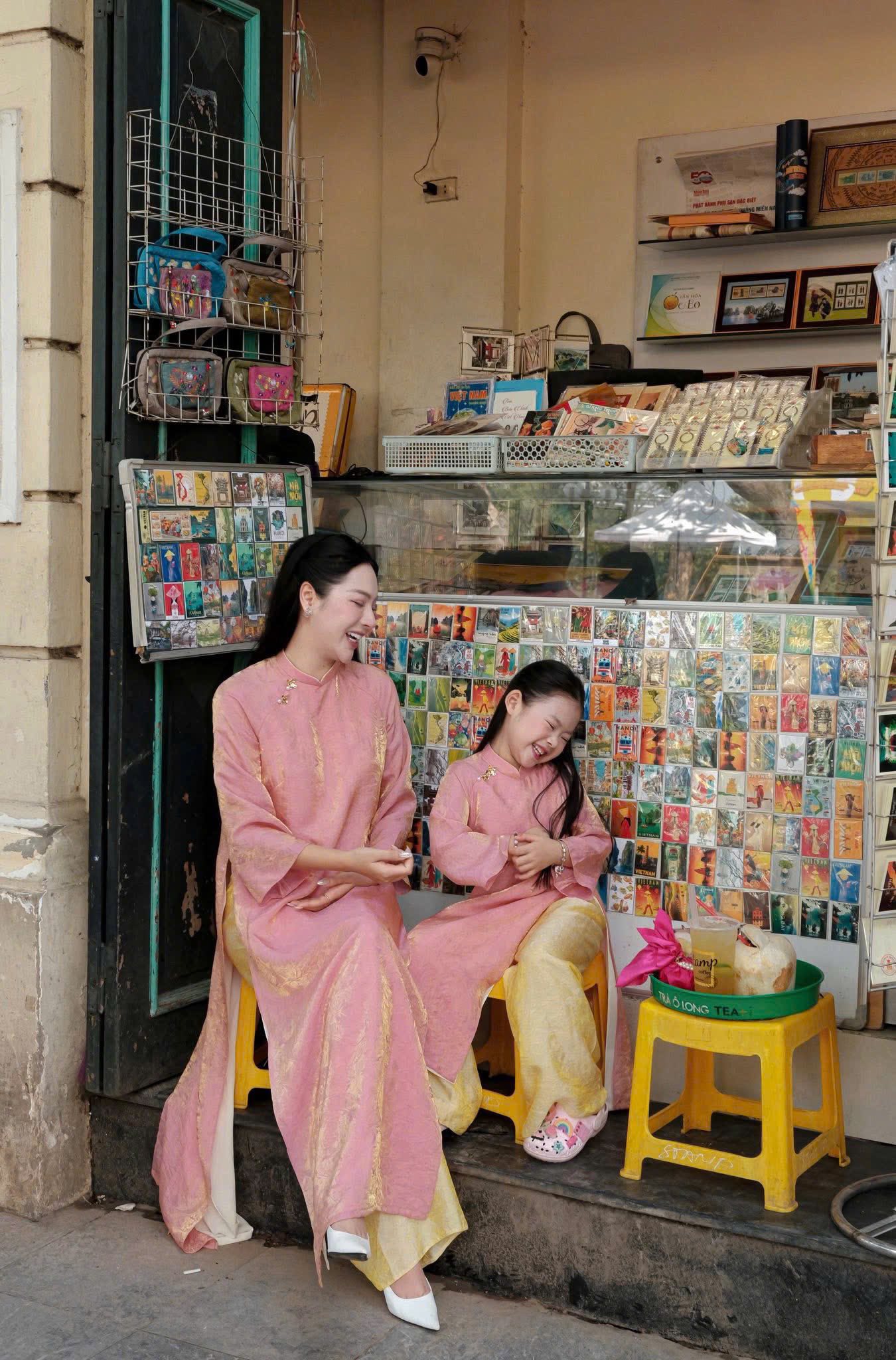 [🆕🇻🇳] Xưởng may áo dài 👕 Top1Fashion 👗  GOM SET MẸ BÉ SIÊU HOT HIT NÀY!!

𝐵𝑎̉𝑛𝑔 𝑠𝑖𝑧𝑒 𝑡ℎ𝑎𝑚 𝑘ℎ𝑎̉𝑜:
(𝗟𝘂̛𝘂 𝗬́ : 𝗔́𝗼 𝗗𝗮̀𝗶 𝗰𝗵𝗼̣𝗻 𝘂̛𝘂 𝘁𝗶𝗲̂𝗻 𝘁𝗵𝗲𝗼 𝗰𝗵𝗶𝗲̂̀𝘂 𝗰𝗮𝗼 .)
𝑆𝑖𝑧𝑒 1 : 8-10𝑘𝑔 : 𝑐𝑎𝑜 70-80𝑐𝑚 
𝑆𝑖𝑧𝑒 2 : 11 , shares-1✔️ , likes-1❤️️ , date-2025-10-30 17:15:03🇻🇳🇻🇳🇻🇳📰🆕