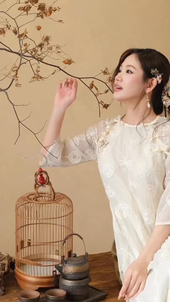 [🆕🇻🇳] Tu By Catu – Thiết kế & thời trang 👕 Top1Fashion 👗  ÁO DÀI TẾT | ÁO DÀI NHÃ VÂNKhoảnh khắc đầu năm trở nên thanh lịch hơn với một thiết kế vừa nhẹ nhàng vừa tinh tế.Áo dài sử dụng lớp ren hoa mềm mại, ph , shares-0✔️ , likes-15❤️️ , date-2025-12-08 20:09:59🇻🇳🇻🇳🇻🇳📰🆕