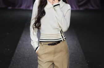 [🆕🇻🇳] Nhà Zipbi-Chuyên sỉ lẻ Quần áo Xuất Dư cho bé, Cambodia,HM,Gap 🧑‍🧒❤️️👶⭐️ Áo len với điểm nhấn ở cổ tua rua và phần đai áo thiết kế ôm eo, vừa trẻ trung vừa hiện đại.Số đo mẫu tham khảo : 1m72 – 51kg – mặc size S___________ , shares-0✔️ , likes-0❤️️ , date-2025-11-04 18:17:39🇻🇳🇻🇳🇻🇳📰🆕