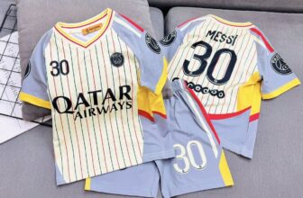 [🆕🇻🇳]  Anny Chuyên Quần Áo Trẻ Em 🧑‍🧒❤️️👶⭐️ Tuyển tập cầu thủ về rồi mấy chế ơi
Bộ bé trai thể thao in hoạ tiết bé mê tít, cổ tim bo dệt.
– sz 4-9 79k
– sz 10-15 89k
Chất 3d Annkids loại 1, mềm mát, , shares-0✔️ , likes-5❤️️ , date-2025-11-05 22:28:43🇻🇳🇻🇳🇻🇳📰🆕