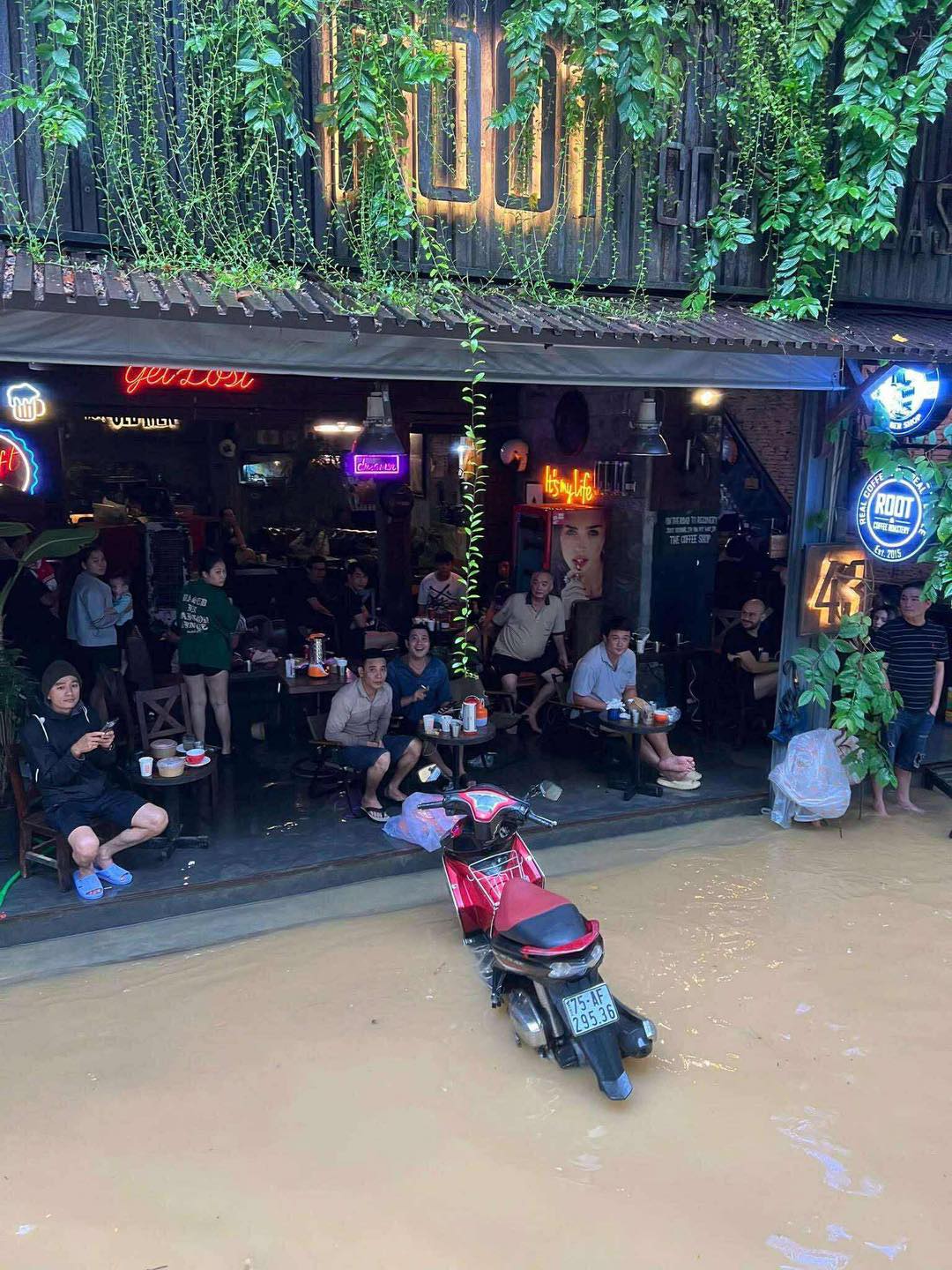 [☕️🇻🇳] Root Coffee Roastery 🥤 Top1Coffee ☕️ Vậy là cơn lũ lịch sử đã đi qua.
Chúng tôi xin gửi lời cảm ơn chân thành đến toàn thể anh chị em Root – những người đã nỗ lực hế , shares-0✔️ , likes-34❤️️ , date-2025-11-05 13:45:05🇻🇳🇻🇳🇻🇳📰🆕