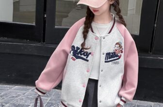 [🆕🇻🇳]  Penny – Thời trang trẻ em  🧑‍🧒❤️️👶⭐️  Áo khoác đi học cho bé gái lớp 1 – 9
Thiết kế phong cách Hàn Quốc xinh xắn, chất liệu vải nỉ cao cấp, mềm mại, phù hợp cho bé mặc đi học hay đi chơi
—- , shares-3✔️ , likes-223❤️️ , date-2025-11-04 22:28:42🇻🇳🇻🇳🇻🇳📰🆕