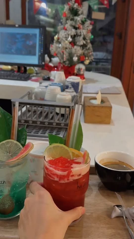 [☕️🇻🇳] Hạ An Corner – Trà – Bánh – Cafe – Piano 🥤 Top1Coffee ☕️ Xanh xanh 
Đỏ đỏ
Đúng màu Noel luôn #cafesaigon #hạancorner #cafedep #cafetanbinh #cafehidden #cafe #haancoffee #cafechill #caph , shares-0✔️ , likes-2❤️️ , date-2025-12-08 19:33:03🇻🇳🇻🇳🇻🇳📰🆕