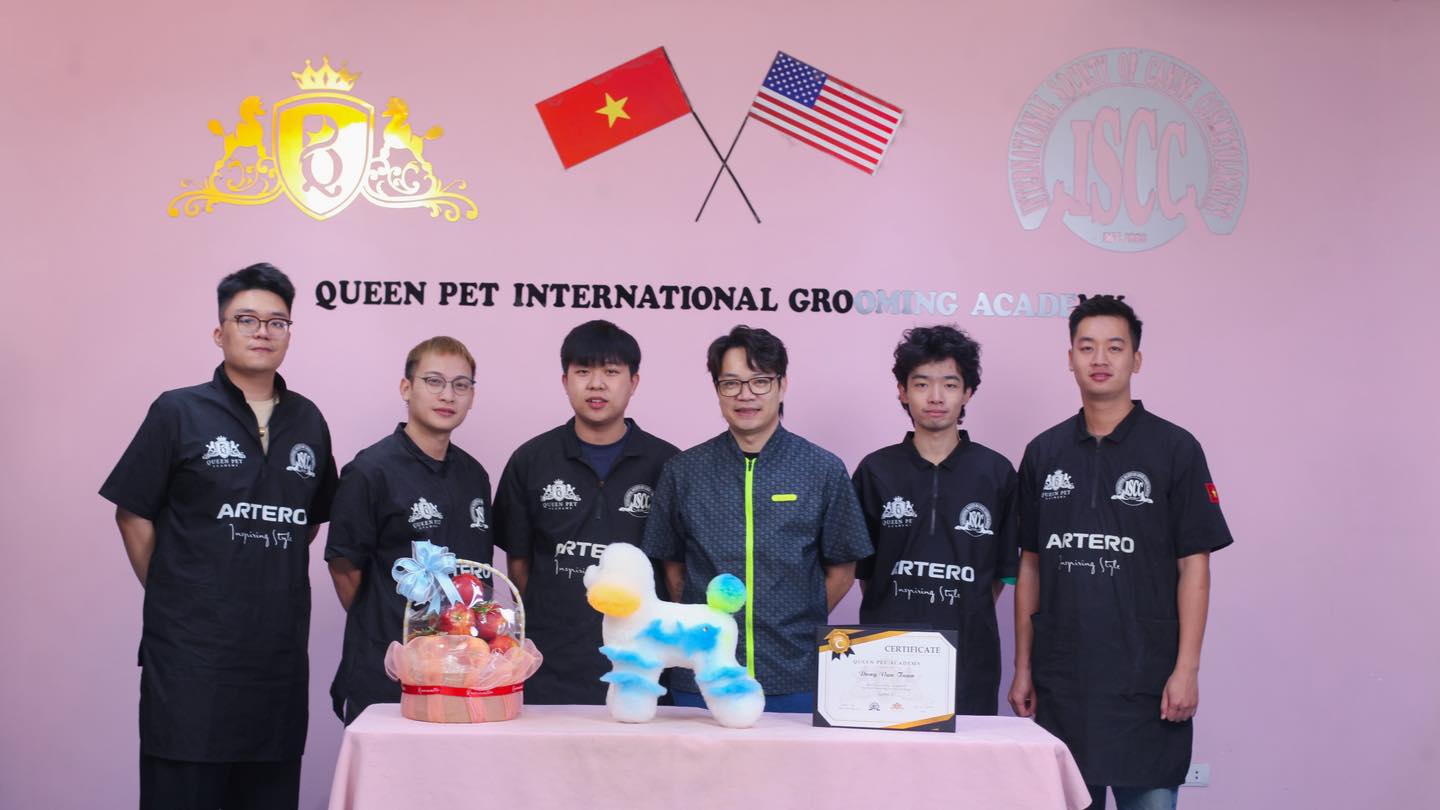 [🆕🇻🇳] Học viện cắt tỉa lông Quốc tế – Queen Pet International Grooming Academy 🐶🦜 Top1Pets 🐱🐠  CHÚC MỪNG TỐT NGHIỆP 

Hành trình học tập đầy nỗ lực đã khép lại,  Queen Pet Academy xin gửi lời chúc mừng đến các bạn học viên khóa Cơ bản – Chuyên sâu đ , shares-0✔️ , likes-18❤️️ , date-2025-11-12 23:20:39🐶🐱🇻🇳🇻🇳🇻🇳📰🆕
