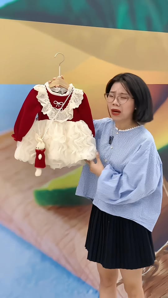 [🆕🇻🇳]  Nemm Kids – Thời trang bé yêu  🧑‍🧒❤️️👶⭐️  Váy nhung tiểu thư phối ren xinh yêu hết nấc.
Chất nhung mềm mịn, lên dáng yêu cực, mặc Noel hay đi chơi Tết đều siêu nổi bật – siêu sang.
Đặc biệt: Mua  , shares-0✔️ , likes-10❤️️ , date-2025-11-11 04:58:51🇻🇳🇻🇳🇻🇳📰🆕