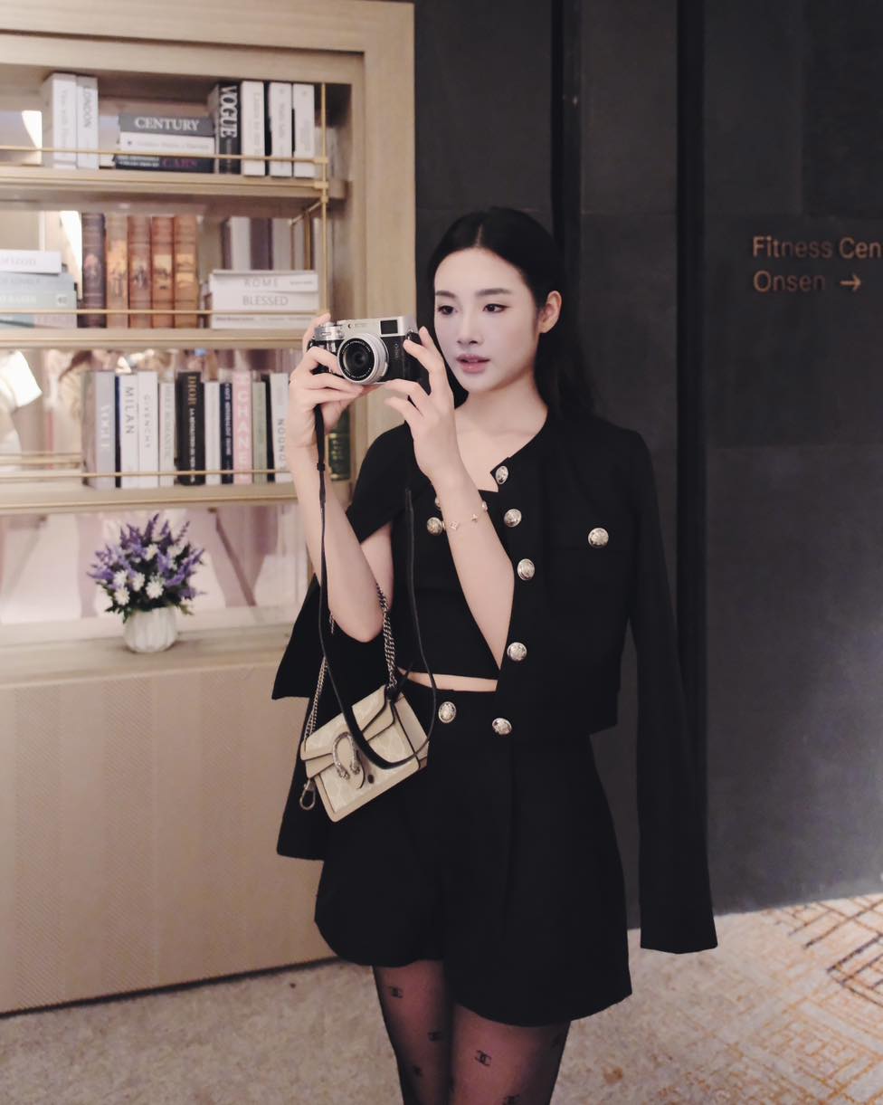 [🆕🇻🇳] MIAVU – Thiết kế & Thời trang 👕 Top1Fashion 👗  𝙅𝙞𝙢𝙢𝙞𝙚 𝙎𝙚𝙩  |  𝐍𝐄𝐖 𝐈𝐓𝐄𝐌Jimmie Set là lựa chọn hoàn hảo cho những cô gái yêu phong cách tối giản nhưng vẫn thật nổi bật.
Thiết kế áo khoác lửng phối khuy  , shares-0✔️ , likes-224❤️️ , date-2025-11-14 06:55:25🇻🇳🇻🇳🇻🇳📰🆕