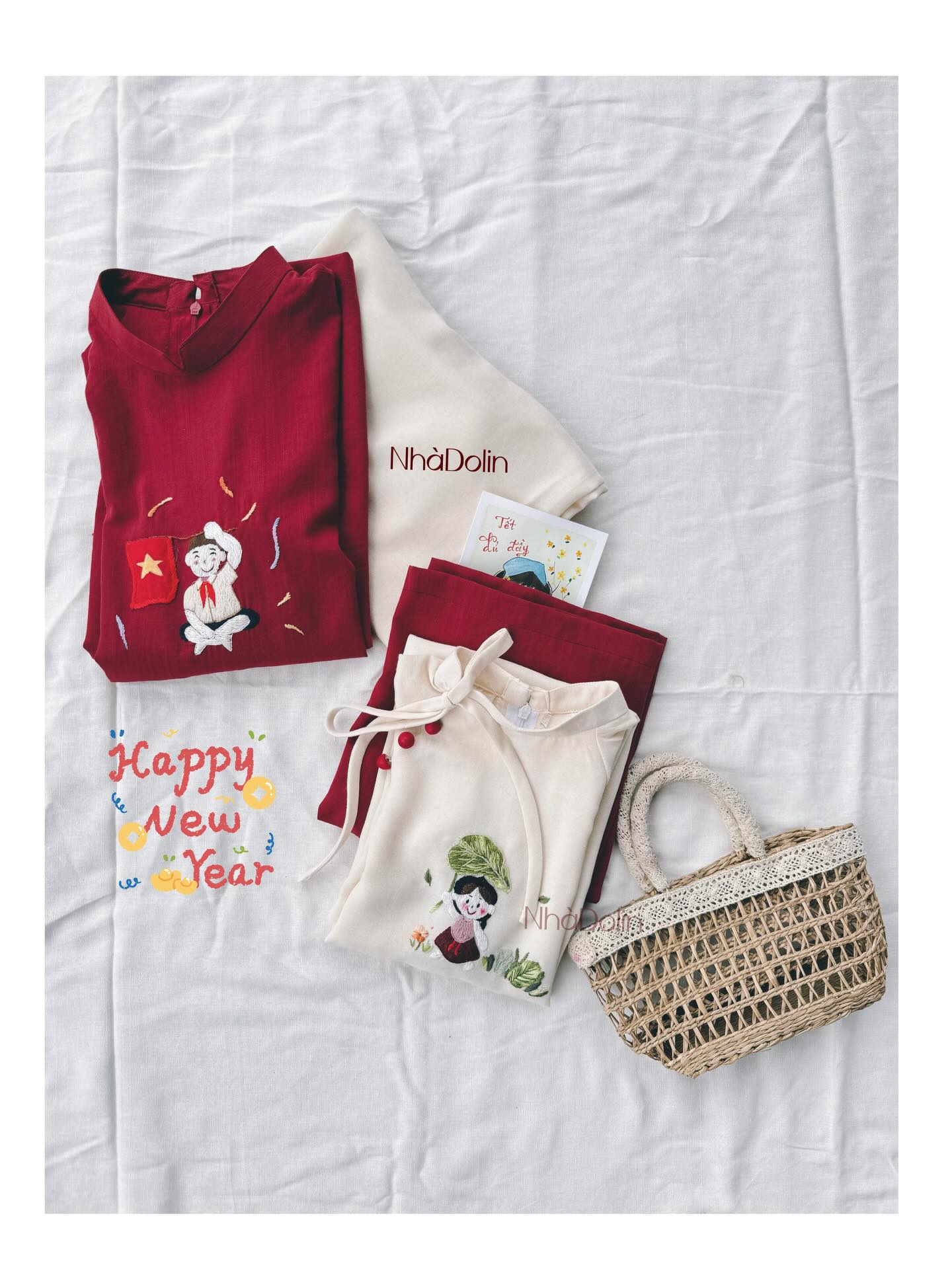 [🆕🇻🇳]  Nhà Dolin – Chuyên may tất tần tật mọi thứ xinh đẹp nha, cho bé, cho mẹ và cho cả nhà 🧑‍🧒❤️️👶⭐️ Thật ra trời âm u lắm, canh đúng ngọ nó hửng tí mới lôi đồ ra chụp.
Hihi cũng thôi là chục đơn thôi chớ nhiều thiệt sự không làm nổi.
Chỉ mong mỗi năm đi  , shares-0✔️ , likes-2❤️️ , date-2025-11-21 20:37:30🇻🇳🇻🇳🇻🇳📰🆕