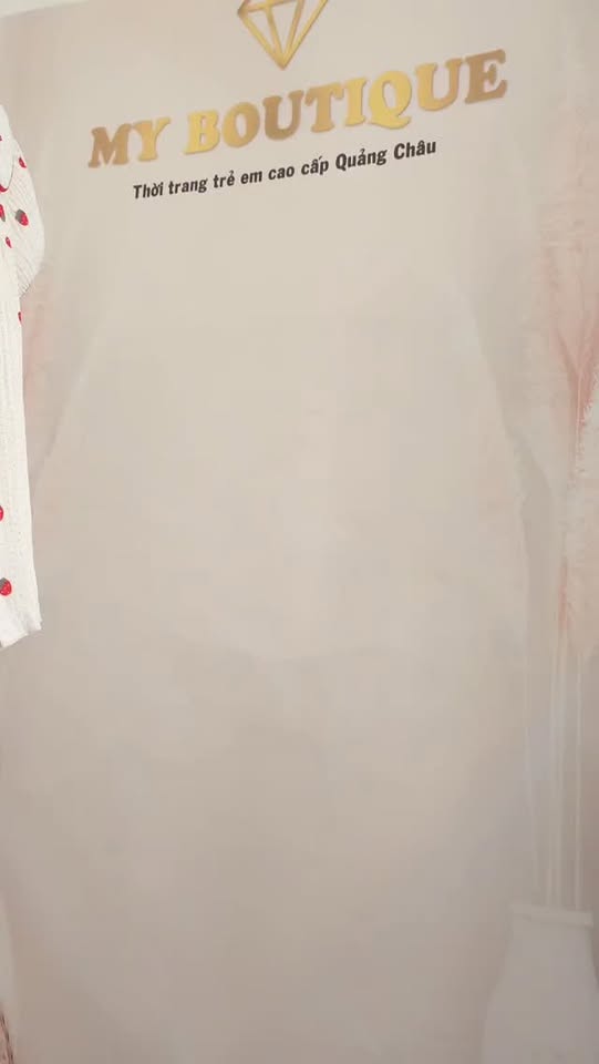 [🆕🇻🇳] My Boutique- Chuyên cung cấp các mặt hàng về thời trang & phụ kiện cho mẹ và bé 🧑‍🧒❤️️👶⭐️ Nhìn xa cứ tưởng là kiều, lại gần mới biết ô ‘Chiếc đầm này xinh phết’#myboutique #thoitrangtreem #vaybegai #quanaotreem #bodychobe #xuhuong #bodysuit #pho , shares-0✔️ , likes-4❤️️ , date-2025-12-18 16:39:02🇻🇳🇻🇳🇻🇳📰🆕