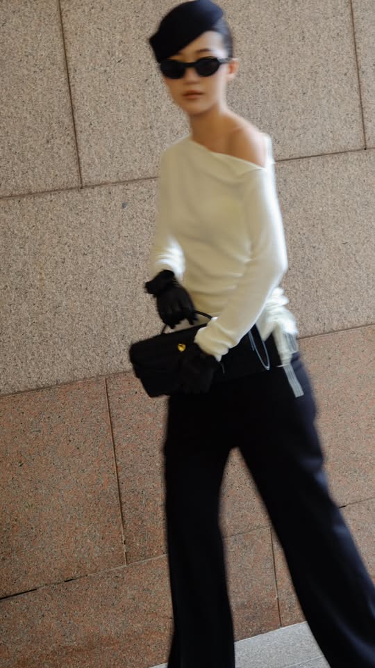 [🆕🇻🇳] SY STORE – Cửa hàng quần áo  👕 Top1Fashion 👗  Kín đáo và tinh tế là những mỹ từ dành riêng cho các quý cô nhà SY. Đem đến sự biến tấu đậm chất trang nhã và sành điệu.
Là một diện mạo chỉn chu và tha , shares-0✔️ , likes-8❤️️ , date-2025-12-02 18:12:20🇻🇳🇻🇳🇻🇳📰🆕