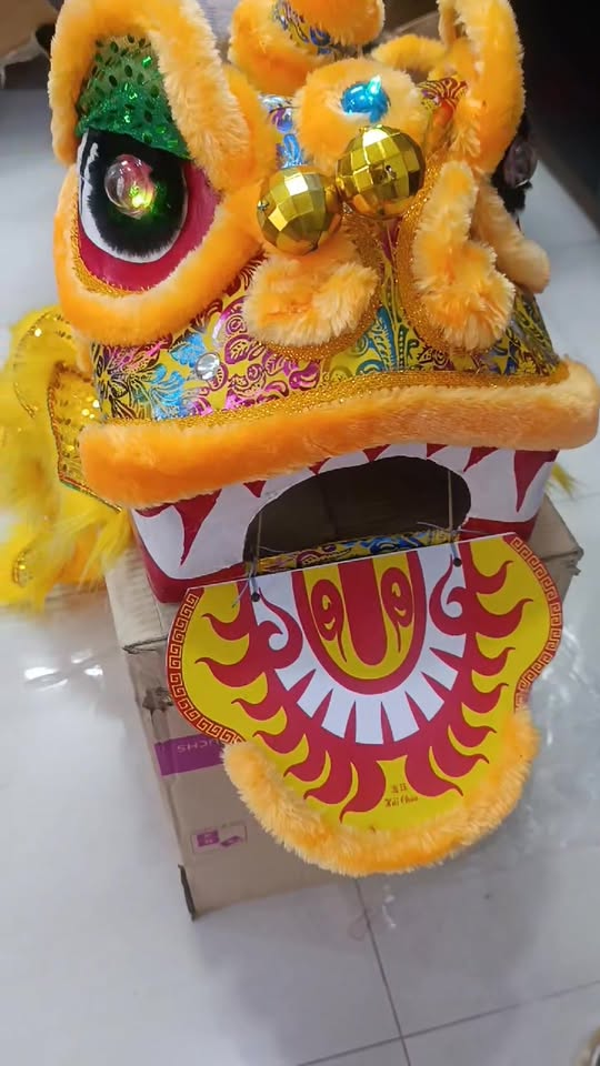 [🆕🇻🇳] Ri Ro House – Quần áo trẻ em 🧑‍🧒❤️️👶⭐️ Đầu lân sáng em làm cho khách, đầu lân lông cuốn bọc vải gấm đuôi kim sa đẹp lắm ạ————————————–
Ghé thăm cửa hàng của chúng tô , shares-0✔️ , likes-5❤️️ , date-2025-11-27 19:19:43🇻🇳🇻🇳🇻🇳📰🆕