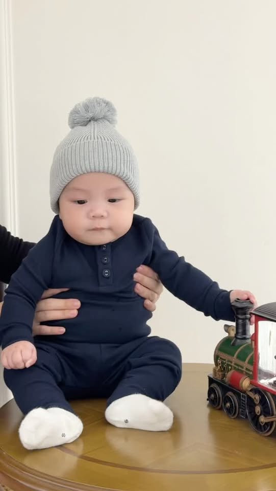 [🆕🇻🇳] ADORE DRESS – Là thế hệ thương hiệu thời trang trẻ 👕 Top1Fashion 👗  𝐌𝐄𝐑𝐑𝐘 & 𝐑𝐄𝐃Một điểm chạm lấp lánh của mùa lễ hội, chân váy midi karo đỏ rua gấu mang theo sắc đỏ rực rỡ và chuyển động mềm mại, tạo nên nét vui tươi rất  , shares-3✔️ , likes-21❤️️ , date-2025-12-08 21:29:02🇻🇳🇻🇳🇻🇳📰🆕