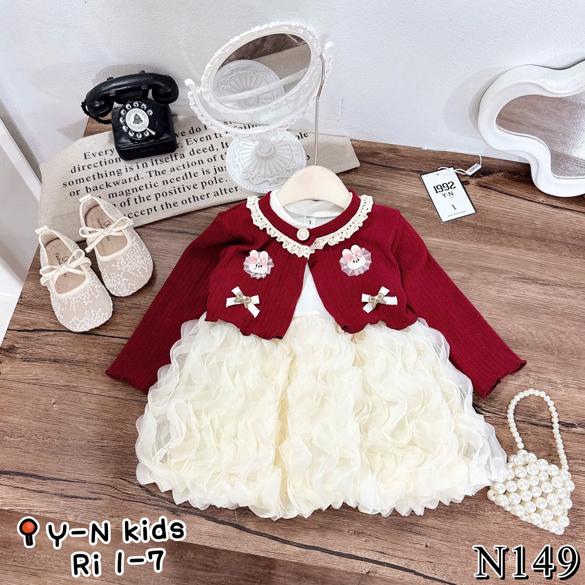 [🆕🇻🇳] Xưởng May – Trường Nguyên – Cửa hàng quần áo trẻ em 🧑‍🧒❤️️👶⭐️ N149
Set váy 2 chi tiết  thêu thỏ siu iuuu xinh cho bé gái
Áo được làm từ chất liệu len cao cấp , cổ phối viền ren nơ thêu điệu đà.
Chân váy viền sóng nướ , shares-0✔️ , likes-0❤️️ , date-2025-12-03 04:54:02🇻🇳🇻🇳🇻🇳📰🆕