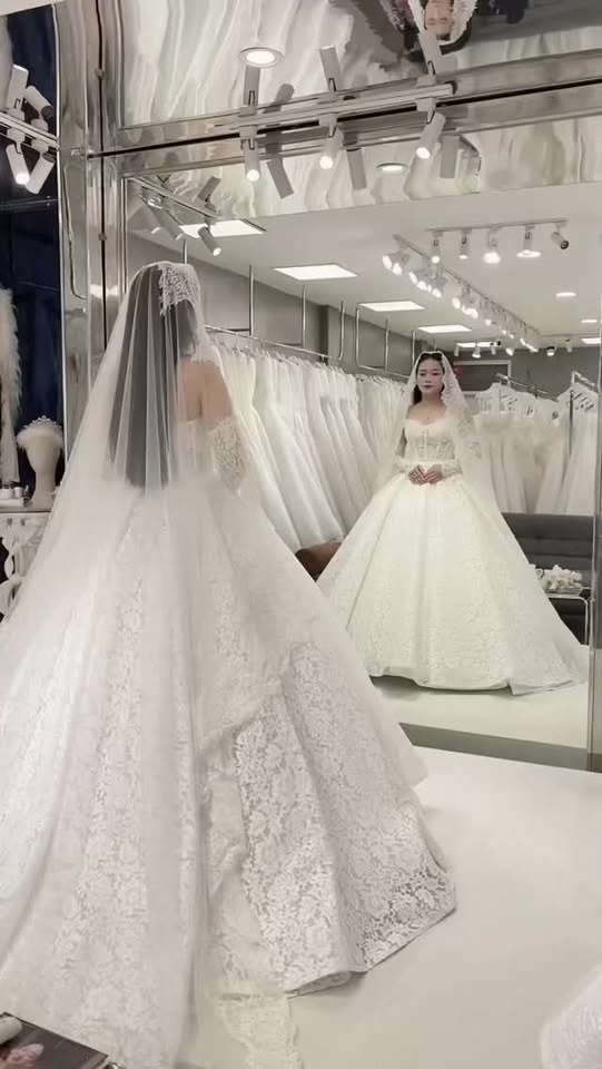 [🆕🇻🇳] Xưởng Váy Sweetie 🤵🏻 Top1Wedding 👰🏻  Bridal fitting – Khi đứng trước gương, nhìn thấy hình ảnh của chính mình qua lựa chọn cuối cùng, đó
không chỉ là sự phù hợp, mà là cảm giác được thấu hiểu , shares-0✔️ , likes-13❤️️ , date-2025-12-07 23:24:14🇻🇳🇻🇳🇻🇳📰🆕