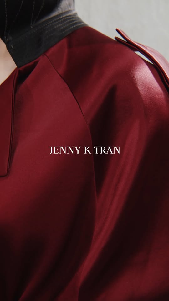 [🆕🇻🇳] JENNY K TRAN 👕 Top1Fashion 👗  GLENDERVON TRENCH COATA study in refined simplicity, the Glendevon Trench Coat reimagines the classic trench in a modern, cropped silhouette. Free of har , shares-0✔️ , likes-11❤️️ , date-2025-12-03 03:30:49🇻🇳🇻🇳🇻🇳📰🆕